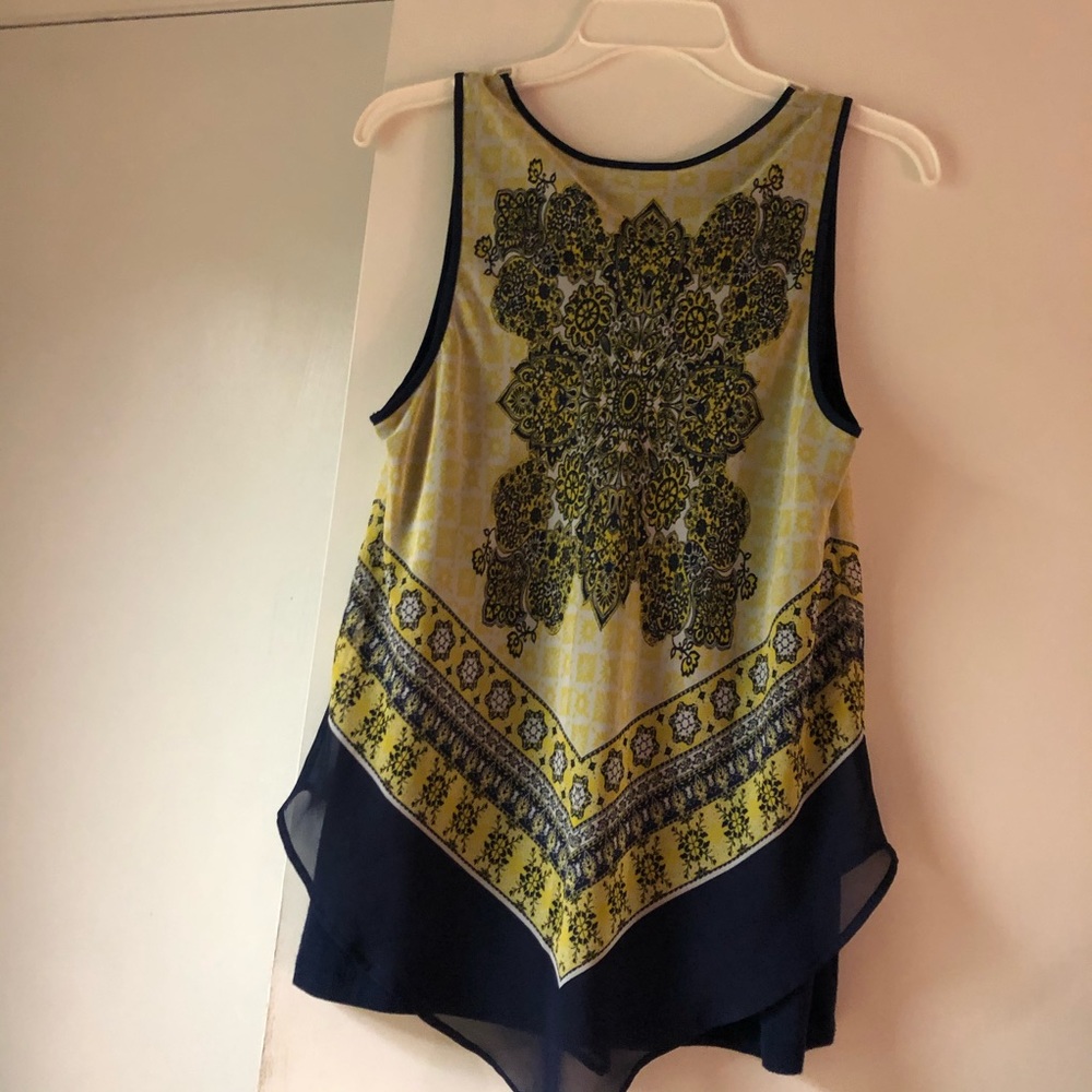 NWOT pretty Top  blue and yellow design - Picture 2 of 4